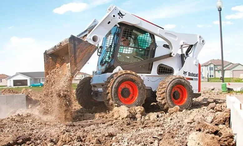 minicargador sobre ruedas, minicargador sobre orugas, arriendo minicargador, diferencias minicargadores, skid steer vs track loader.